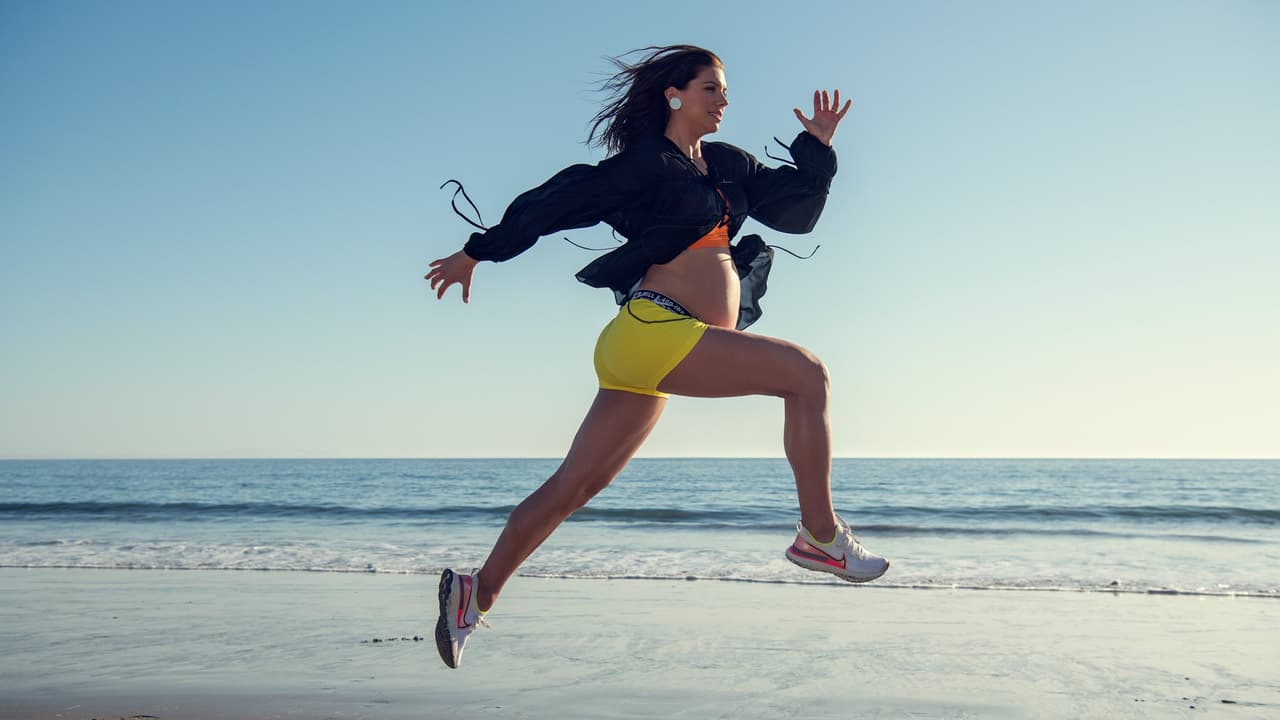Alex Morgan, jugadora de futbol de los Estados Unidos, se sigue preparando rumbo a los Juegos Olímpicos. Pese a sus siete meses de gestación, Morgan lleva a cabo entrenamiento controlado para poder regresar en forma a su selectivo.