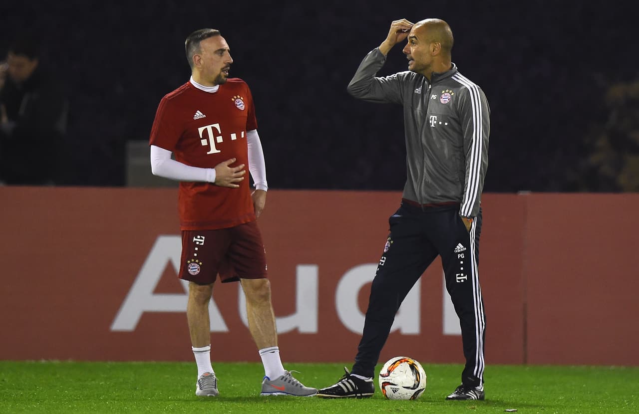 Pep Guardiola Vs. Franck Ribery: el mediocampista francés desacreditó el trabajo del español una vez llegó Carlo Ancelotti al Bayern Múnich. "Siento de nuevo la confianza. Él sí es un gran entrenador. Guardiola es un técnico joven, carece de experiencia. A veces habla demasiado y el fútbol es muy simple".