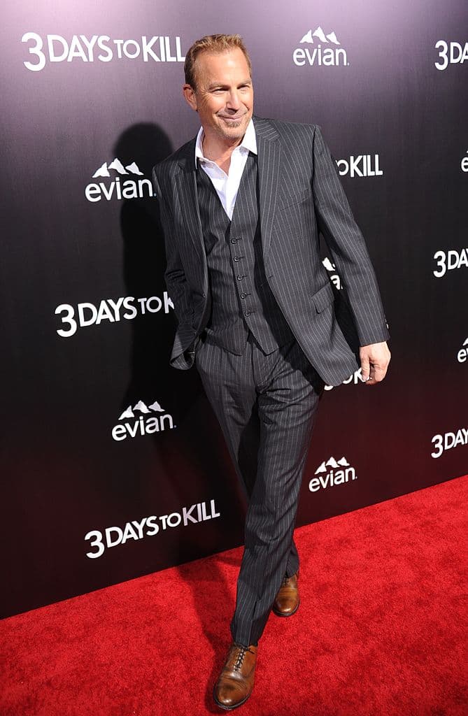 The Untouchables (1987) - Chicago, años 30. Impera la 'Ley seca', que prohíbe la venta de alcohol. El idealista agente federal Eliot Ness persigue implacablemente al gángster Al Capone, amo absoluto del crimen organizado en la ciudad.
<br>