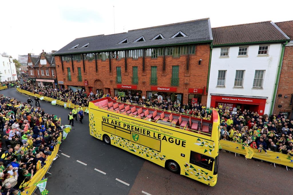 Así festejaron los futbolistas, aficionados, y todos los involucrados con el Norwich City en el desfile realizado en la ciudad de Norwich, en Norfolk, Inglaterra, donde celebraron el título obtenido en The Championship y su regreso a la Premier League para 2019-20. Incluso jugaron en el estadio Carrow Road un interescuadras para deleitar a la afición.