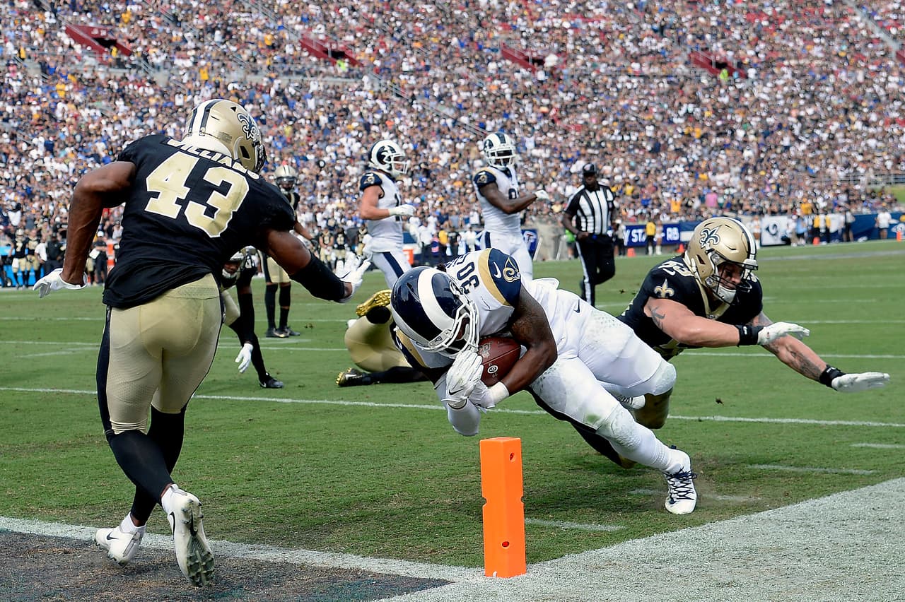 New Orleans Saints 9-27 LA Rams. Todd Gurley elude a A.J. Klein y a Marcus Williams para lograr el touchdown.