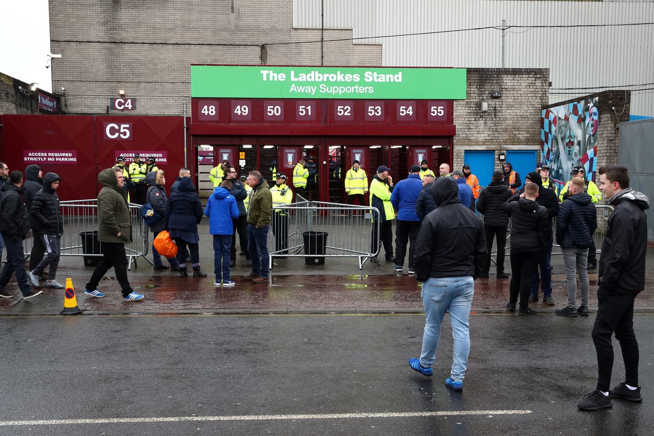 El frío y la lluvia en Burnley hacían de esta una jornada de fútbol complicada, pero la afición respondió en las graderías.