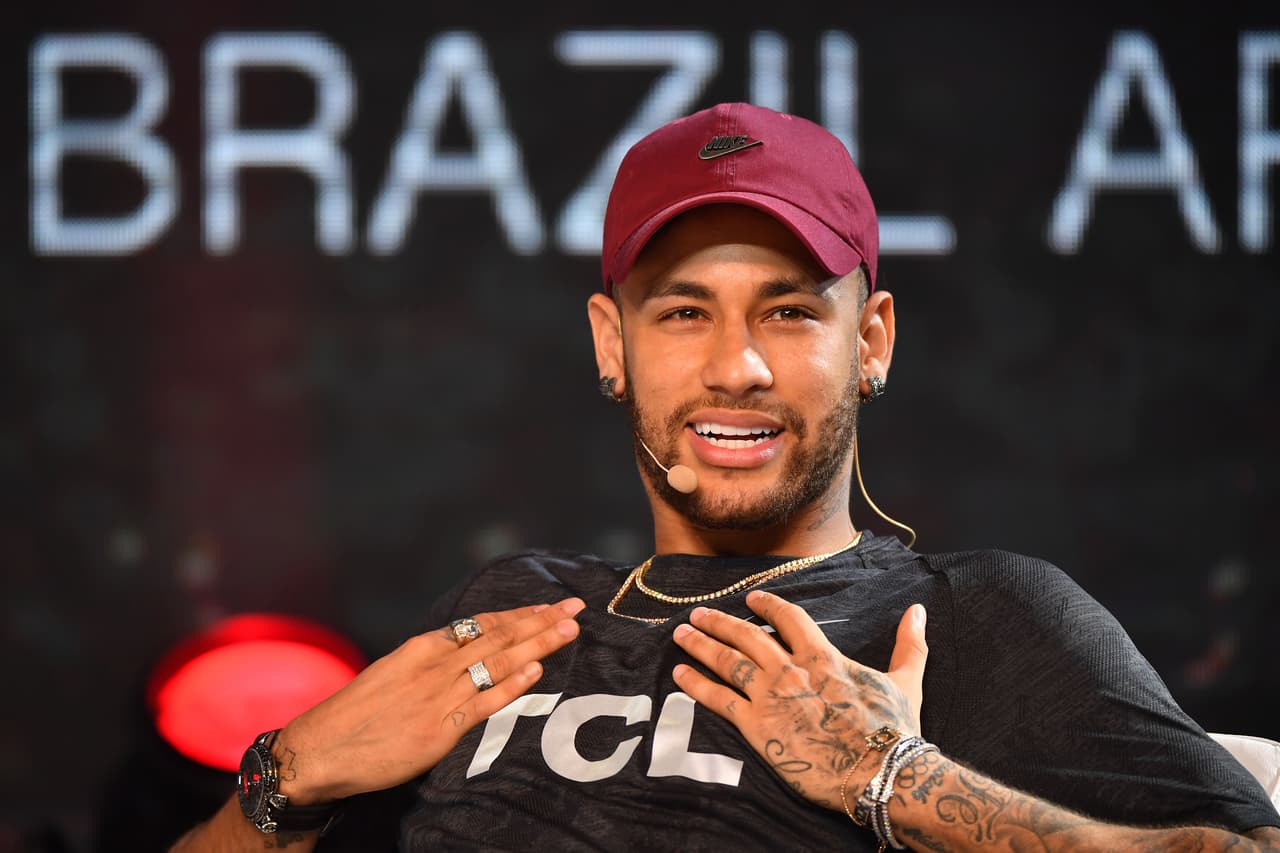 En Europa se sigue hablando de Neymar Jr. al Real Madrid. El brasileño habría pedido al PSG que le ponga un precio y hay quienes indican que serían 322 millones de euros los que tendrá que pagar cualquier equipo que lo quiera.