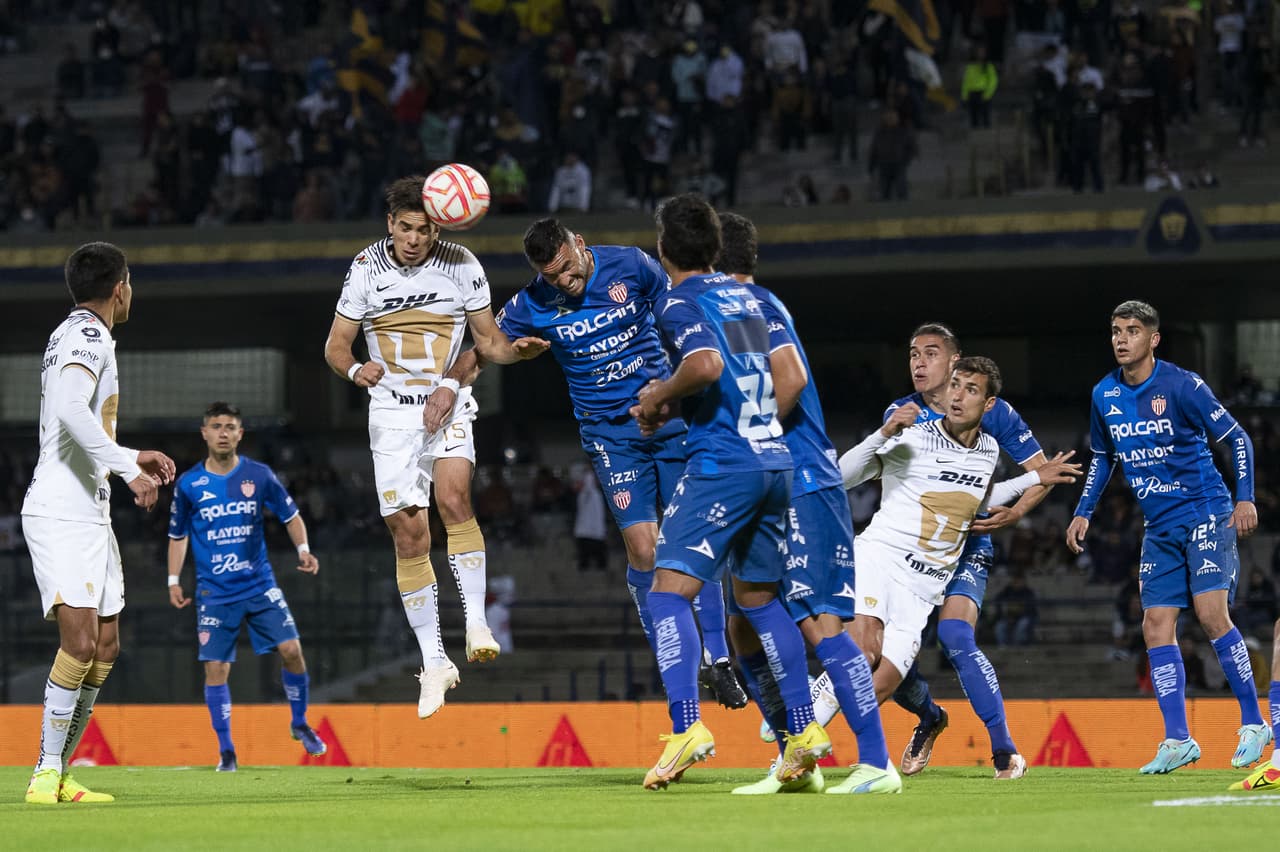 Pumas buscó abrir el marcador con envíos al área, pero la defensa visitante se comportó a la altura.