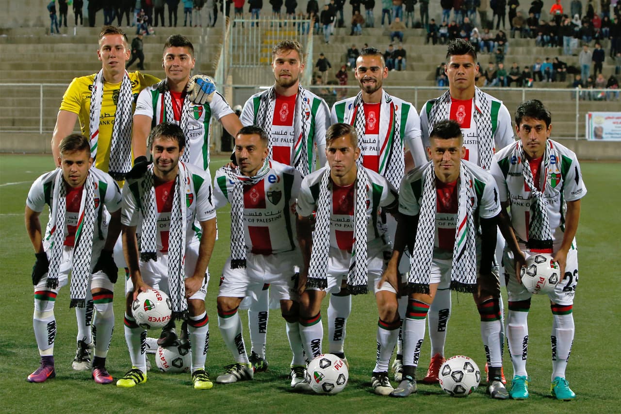 Los chilenos llevaban palestinas (kufiyyas) alrededor del cuello.