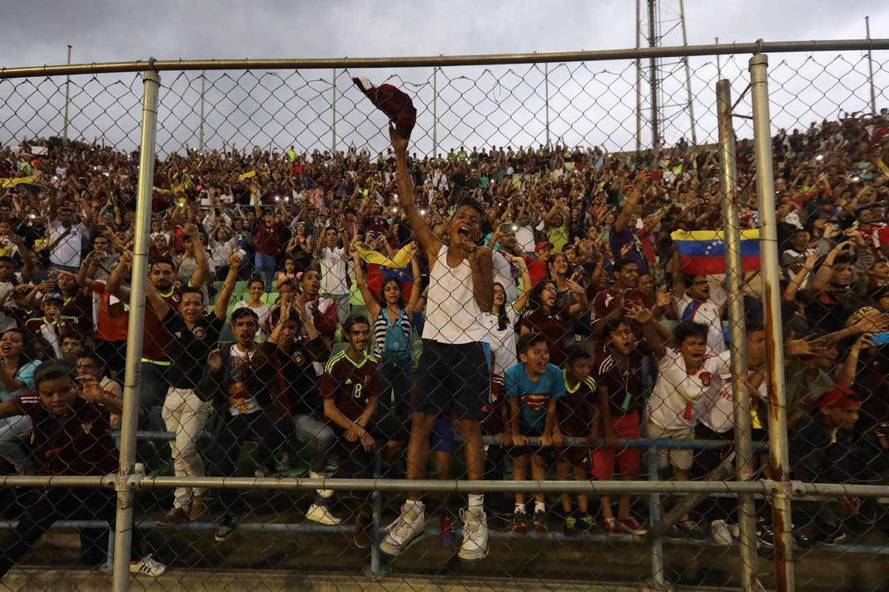 CAR130. CARACAS (VENEZUELA), 13/06/2017.- Fanáticos venezolanos participan en un homenaje a la selección Sub'20 de fútbol hoy, martes 13 de junio de 2017, en Caracas (Venezuela). Miles de venezolanos homenajearon este martes a los jugadores de la plantilla Sub'20 de su país, que obtuvo el subcampeonato en el Mundial de la categoría que se disputó hasta el pasado 11 de junio en Corea del Sur, con un multitudinario acto en el estadio Olímpico de la Universidad Central de Venezuela (UCV), en Caracas. EFE/MIGUEL GUTIÉRREZ