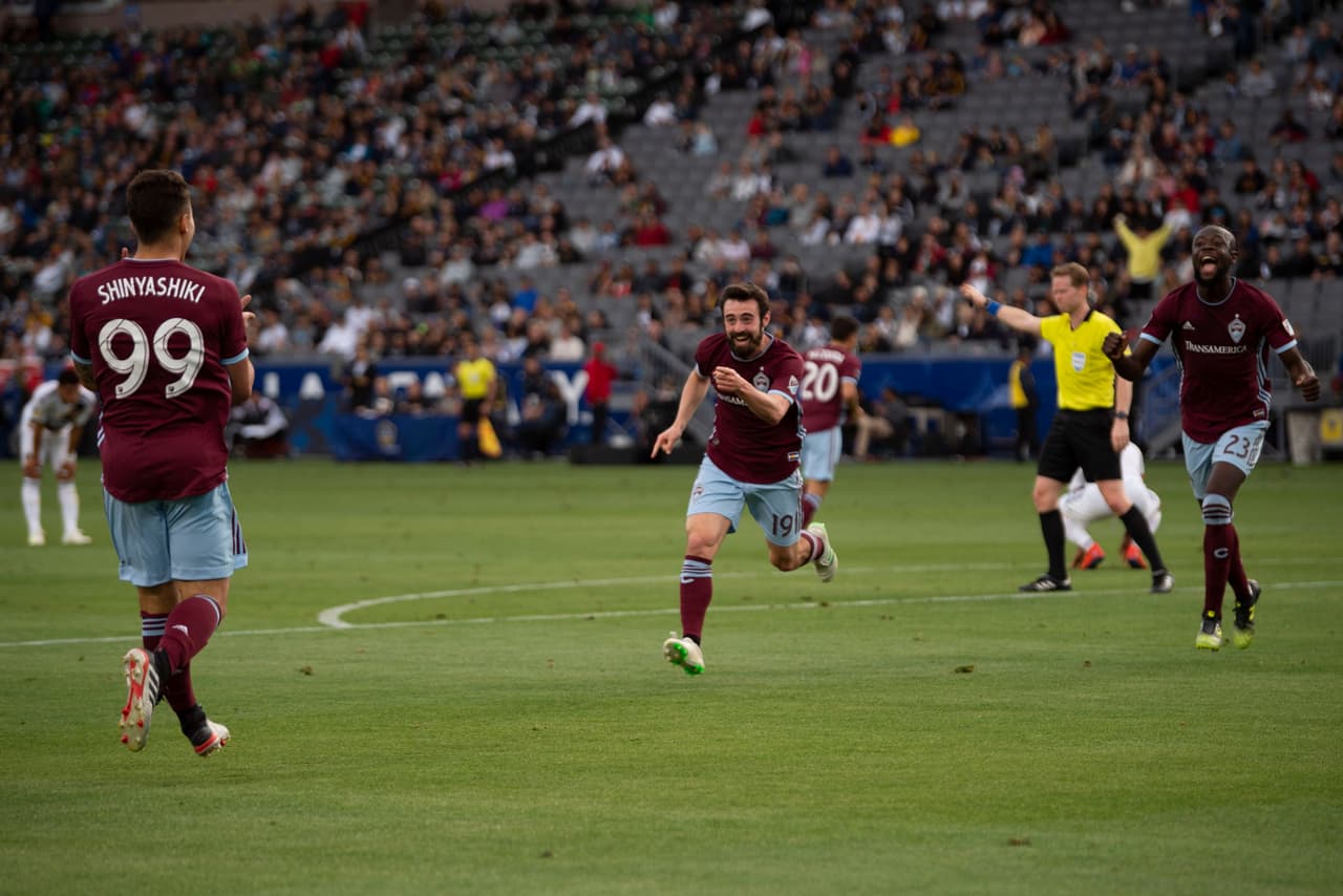 El delantero brasileño Andre Shinyashiki (centro) anotó al minuto 82' el primer y único gol del partido para darle el triunfo a Colorado Rapids.