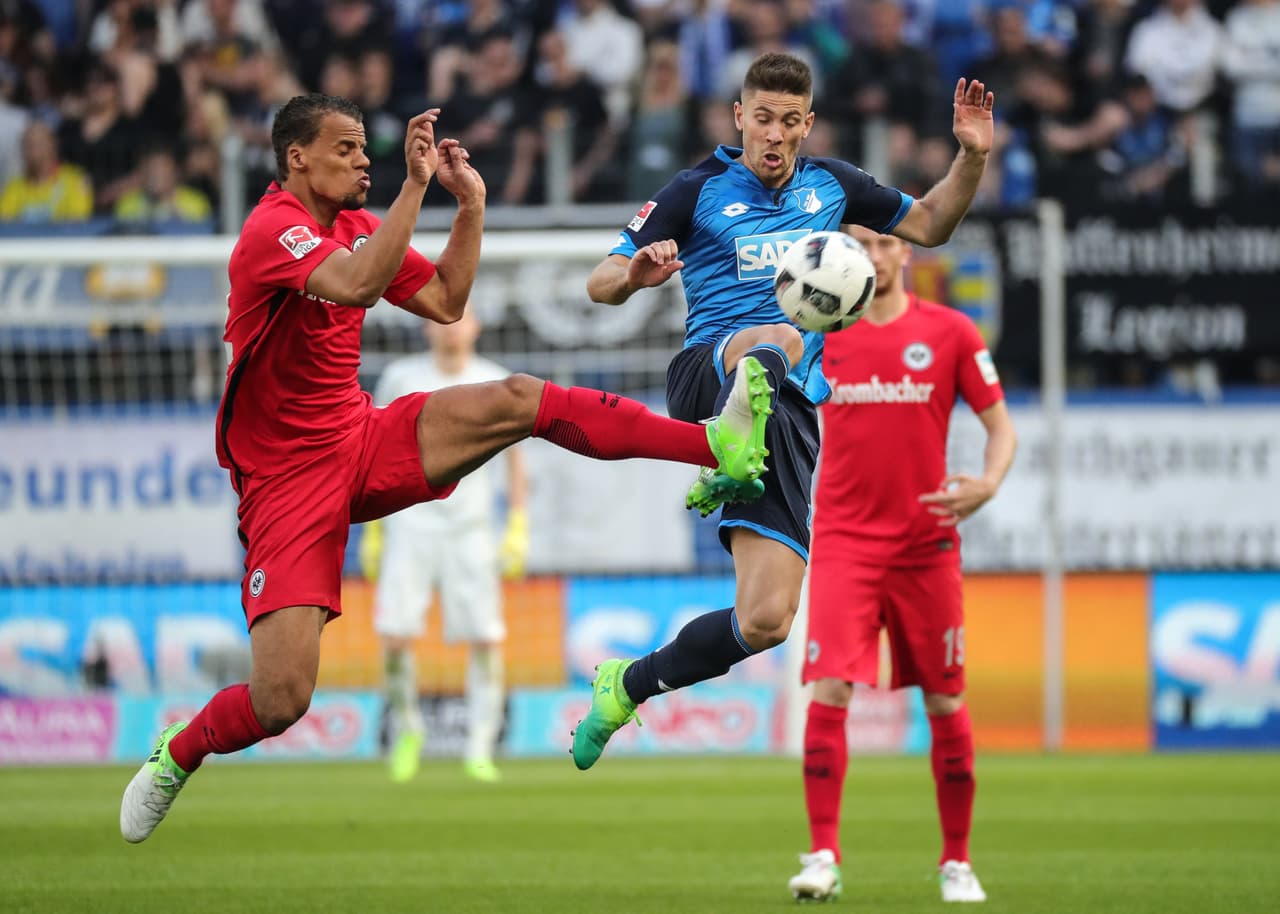 Así mismo, el estadounidense Timothy Chandler tuvo varias apariciones en el mediocampo en su labor de recuperación de balón.