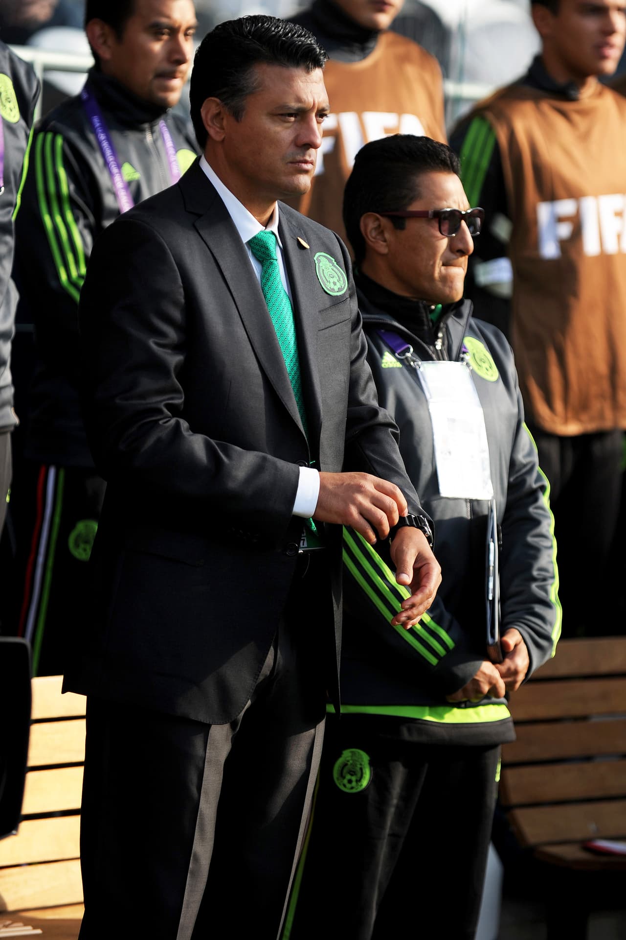 El DT que lo hizo vestirse la camiseta tricolor fue Sergio Almaguer, quien fue muy criticado por la prensa mexicana.