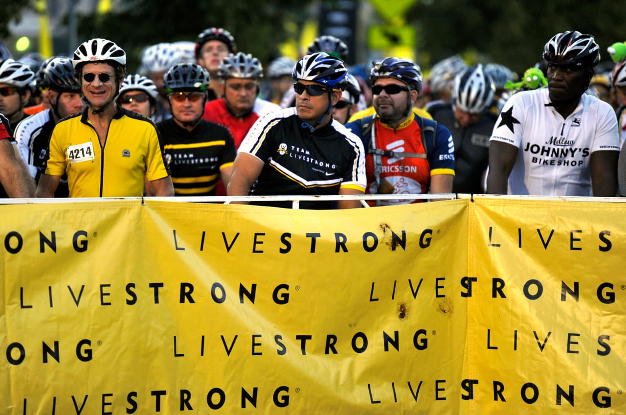 La fundación Livestrong del ciclista en la lucha contra el cáncer tuvo el apoyo de múltiples patrocinadores, entre ellos Nike.