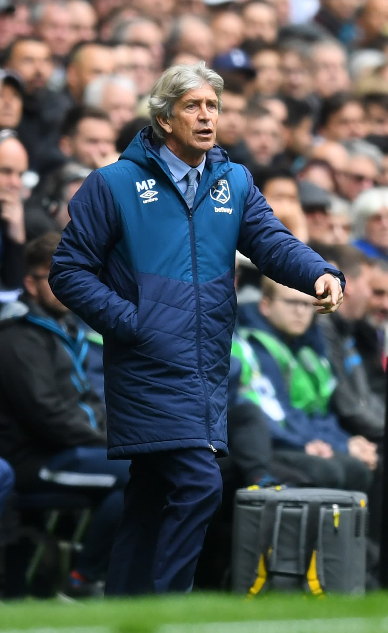 Por su parte, los de Manuel Pellegrino debían recomponer su camino en la Liga tras no poder ganar en los últimos cuatro juegos (tres derrotas y un empate).