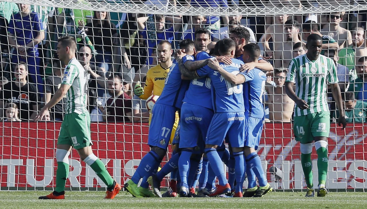 El estadio Benito Villamarín de Sevilla vio la fiesta de los visitantes en un momento de bajo nivel de los locales.