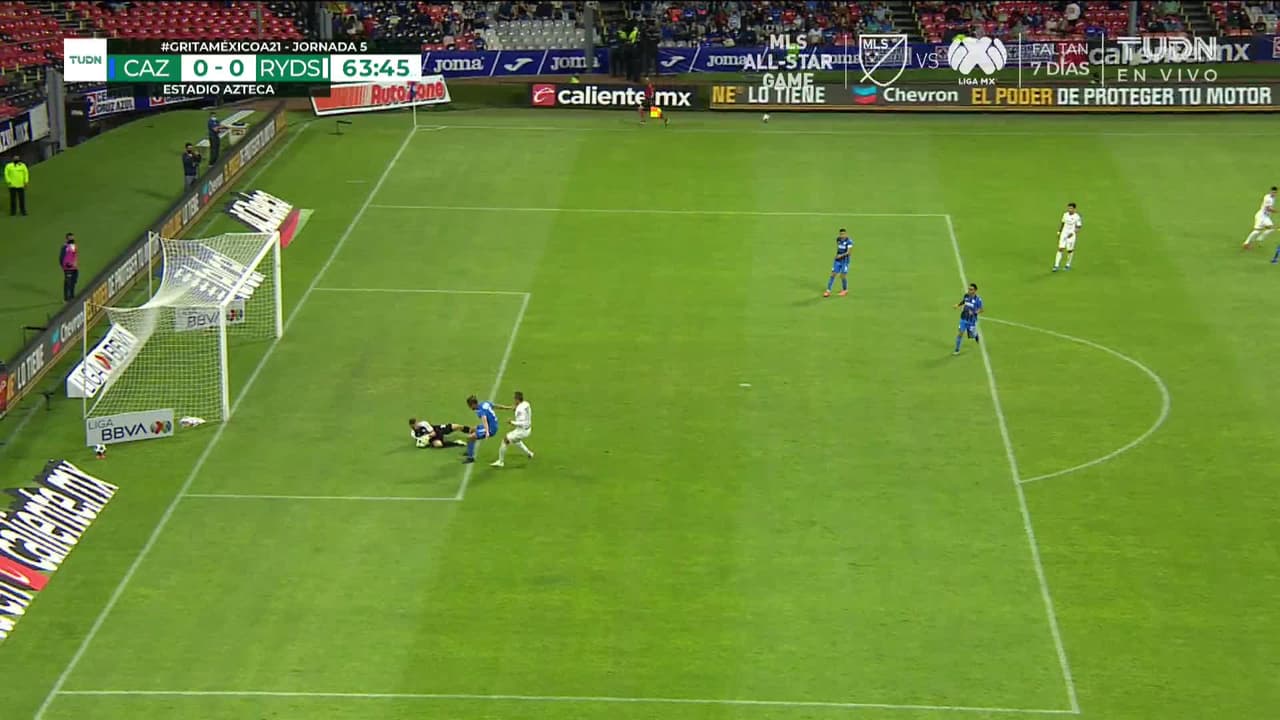 ¡TIRO ATAJADO! disparo por Maximiliano Meza.