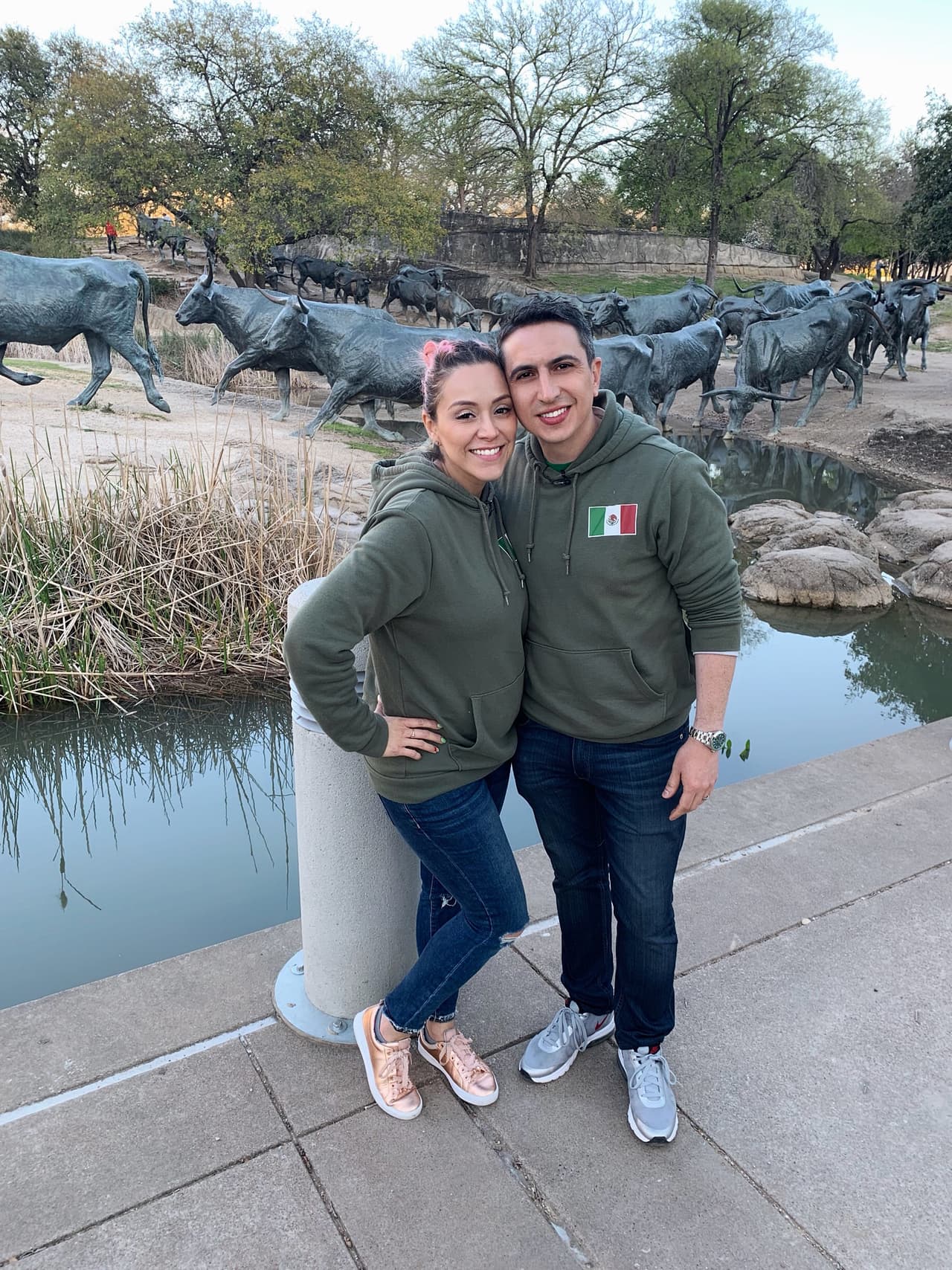 Los participantes de la Carrera de la Copa Oro estuvieron en Dallas disfrutando de su grastronomía, su calidez y algunos de sus lugares emblemáticos como la Pioneer Plaza donde se encuentran las Cattle Drive Sculptures.