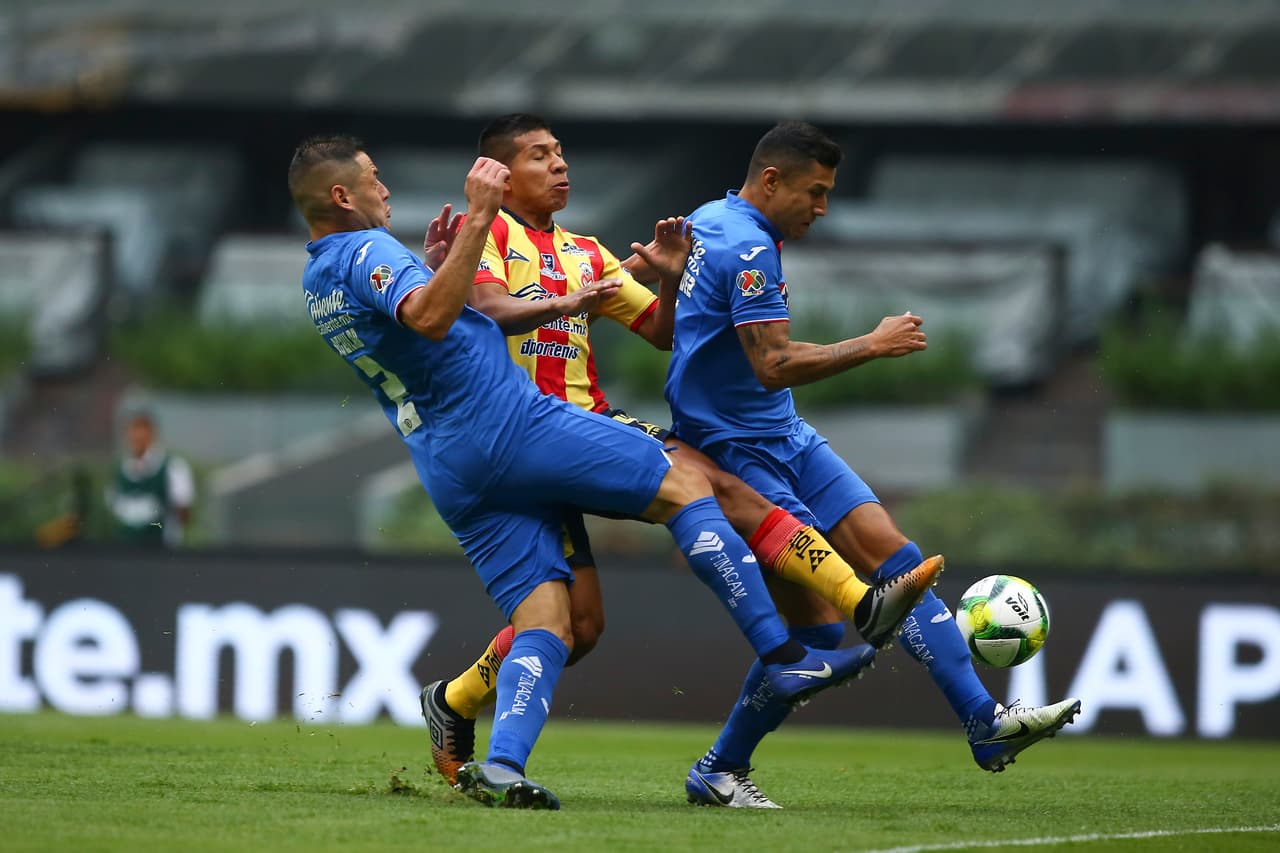 En los primeros minutos el partido fue intenso pero los visitantes asumieron la posesión del esférico y se aproximaban con peligro al área rival.