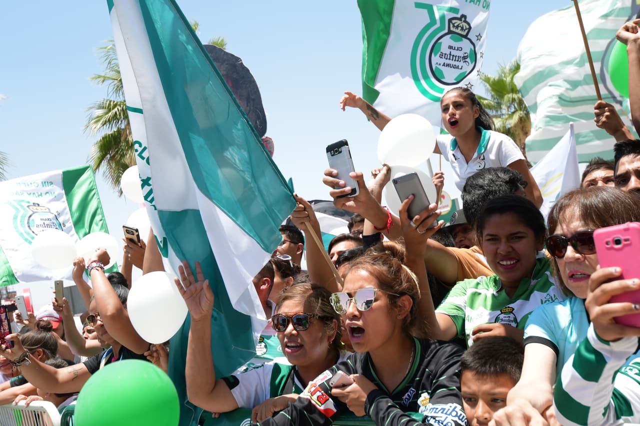 Los fanáticos de Santos Laguna despidieron con mucho cariño a sus ídolos en su viaje de visita a Toluca para la final del fútbol mexicano.