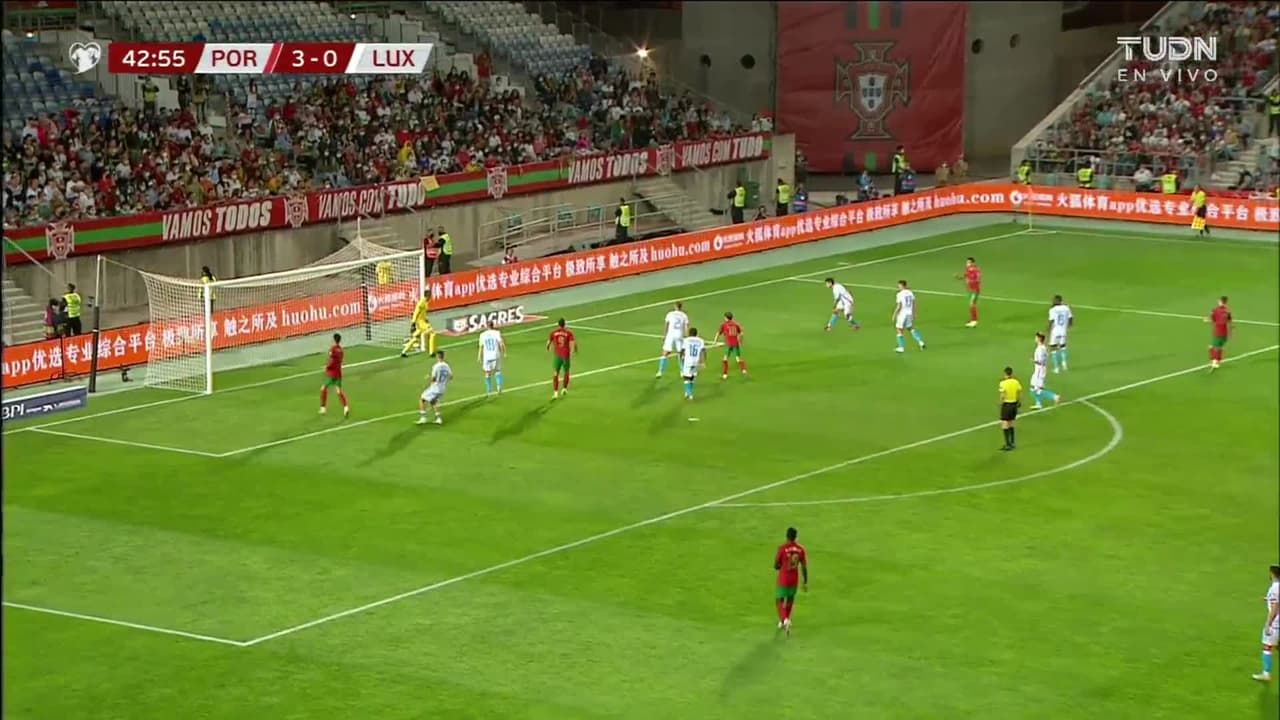 ¡TIRO ATAJADO! disparo por Cristiano Ronaldo.