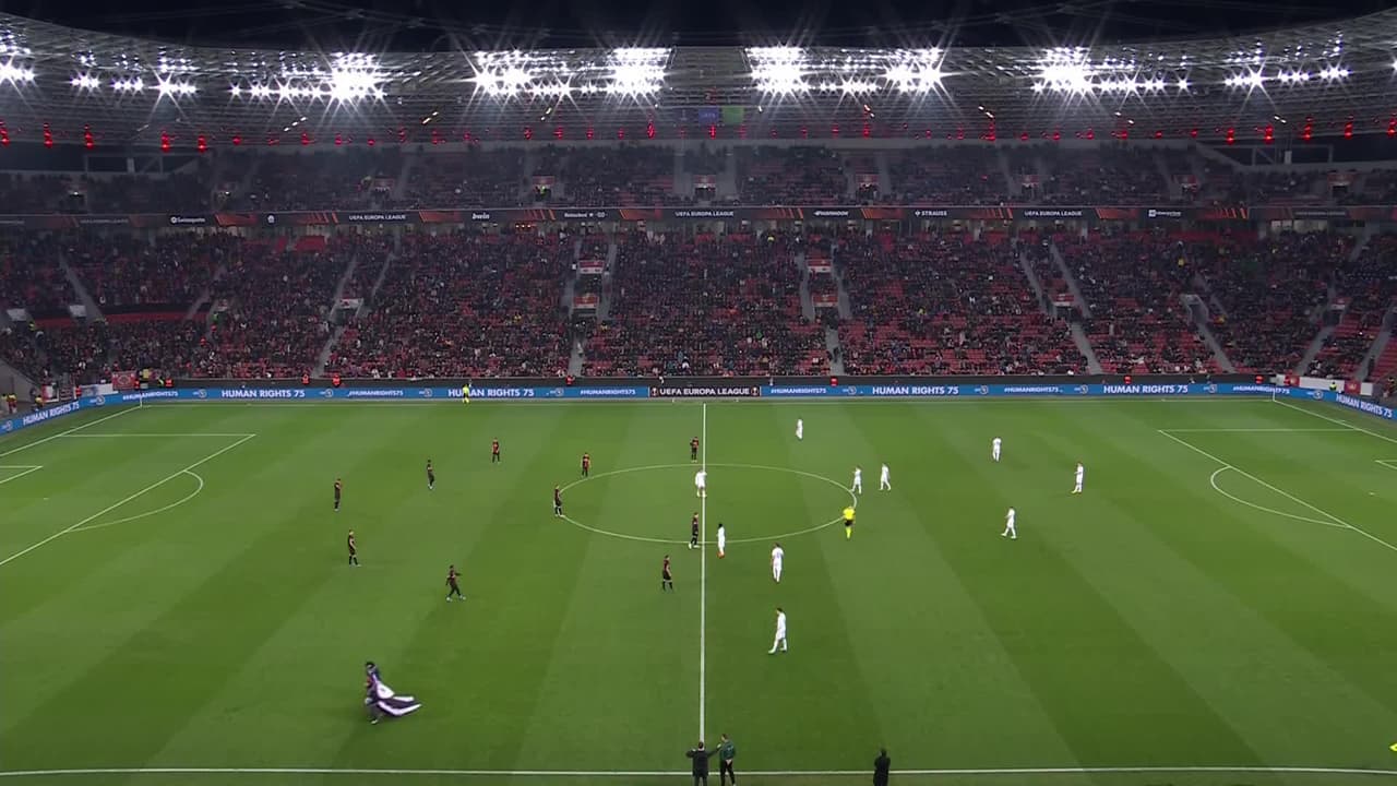 Arranca el partido y la pelota está en juego.