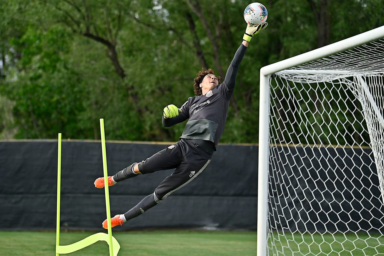 Dirigidos por Gerardo ‘Tata’ Martino, el Tricolor se
<b> </b>entrenó por la tarde bajo la dirección del técnico argentino, en una práctica en la que tuvo a todos sus jugadores disponibles para comenzar a preparar el duelo ante los de la hoja de maple.