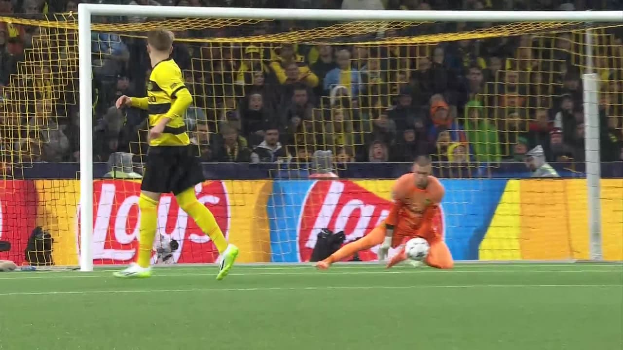 ¡TIRO ATAJADO! disparo por Erling Haaland.
