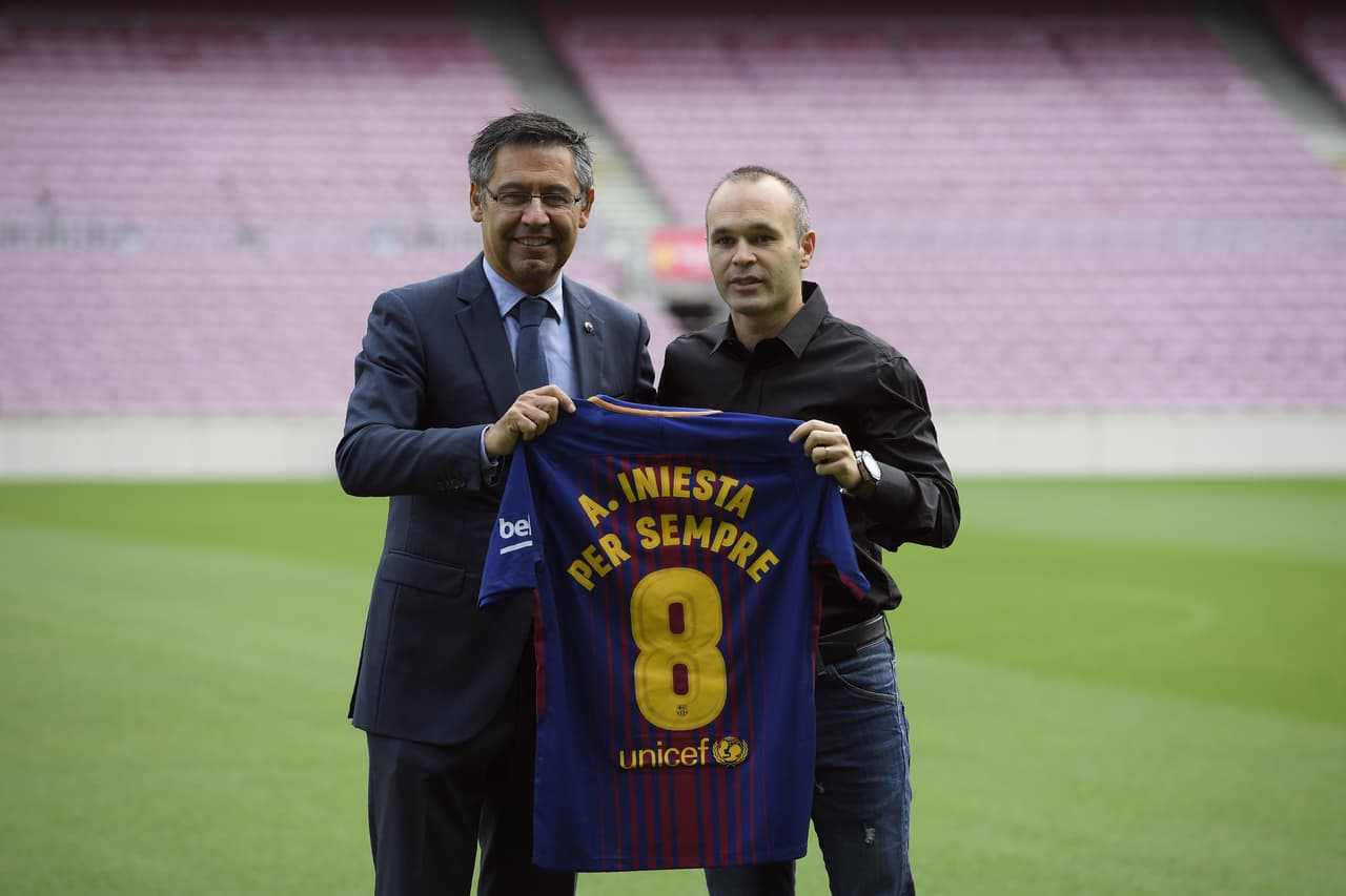 Mientras que Bartomeu confirmaba que "
<b>es la primera vez que el Barcelona hace un contrato de por vida a un jugador".</b>