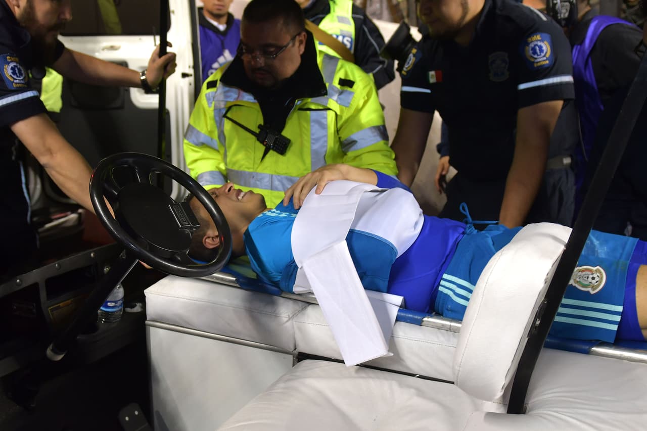 Hugo González salió lesionado y en ambulancia del estadio La Corregidora en una jugada en la que su hombro derecho resultó perjudicado.