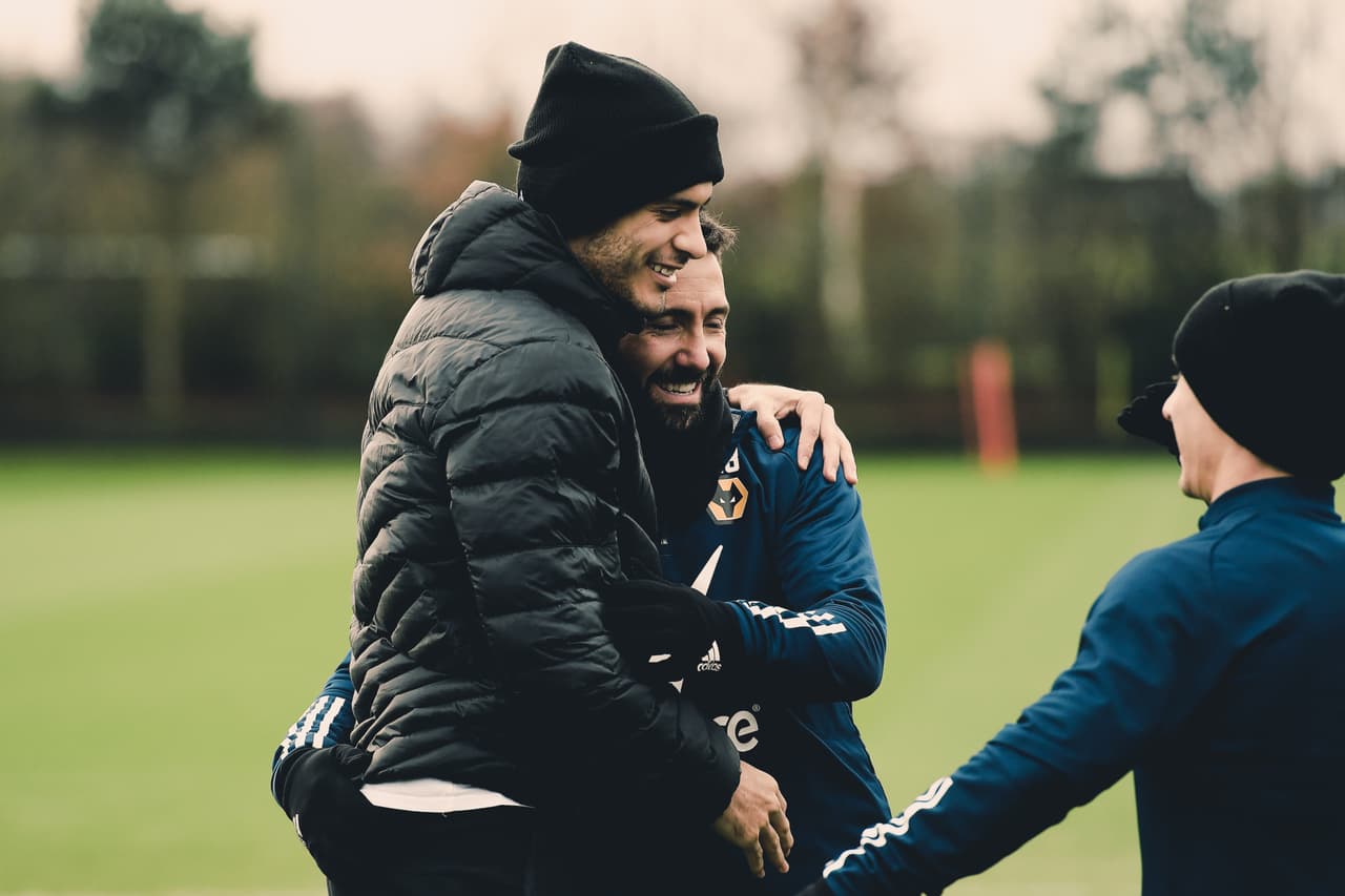 El delantero mexicano fue acogido entre risas y abrazos durante su visita al entrenamiento. | El bombardero canterano de las Águilas del América ya se rehabilita de la lesión y se espera que en el duelo ante el Aston Villa reciba un emotivo homenaje.