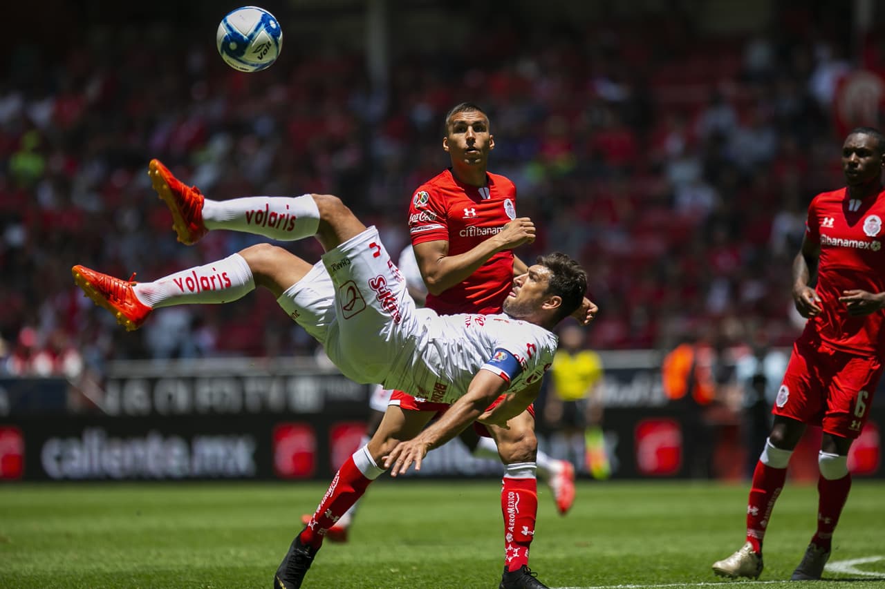 Diego Braghieri en el aire.