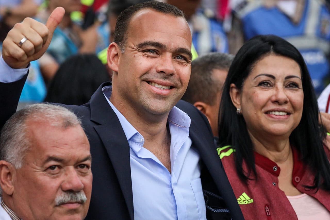 VEN109. CARACAS (VENEZUELA), 13/06/2017.- El director técnico de la selección Sub'20 de Venezuela, Rafael Dudamel (c), saluda durante un homenaje hoy, martes 13 de junio de 2017, en el estadio Olímpico Universitario en Caracas (Venezuela). Miles de venezolanos homenajearon este martes a los jugadores de la plantilla Sub'20 de su país, que obtuvo el subcampeonato en el Mundial de la categoría que se disputó hasta el pasado 11 de junio en Corea del Sur, con un multitudinario acto en el estadio Olímpico de la Universidad Central de Venezuela (UCV), en Caracas. EFE/Miguel Gutiérrez
