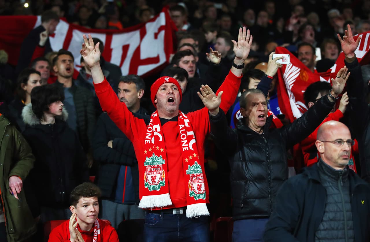 En las tribunas, los Red Devils se hacían sentir en medio de las miles de voces locales que animaban a los Gunners.