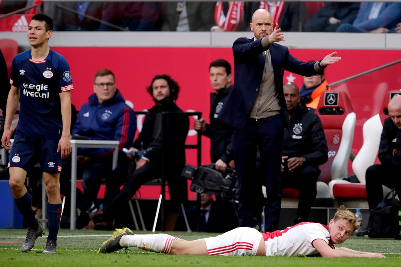 El técnico de Ajax, Erik ten Hag, entendió cómo frenar a Chucky y compañía durante el primer tiempo. El local se fue al descanso arriba.
