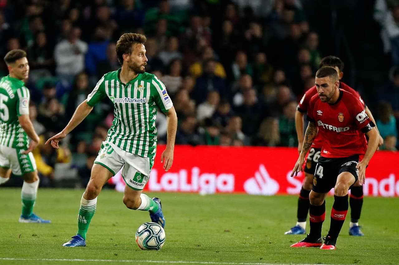 Juan Camilo Hernández (16’) adelantaba a los visitantes hasta que Sergio Canales (19’), de tiro penal hizo, el 1-1. Budimir (27’) aventajó nuevamente a Mallorca. Marcaron un segundo penal en favor de Betis, mismo que cobró y anotó Fekir (35’). Joaquín Sánchez (48’) daba la victoria a los locales, pero Kubo (70’) arrebató el empate. Guardado salió al 87’.