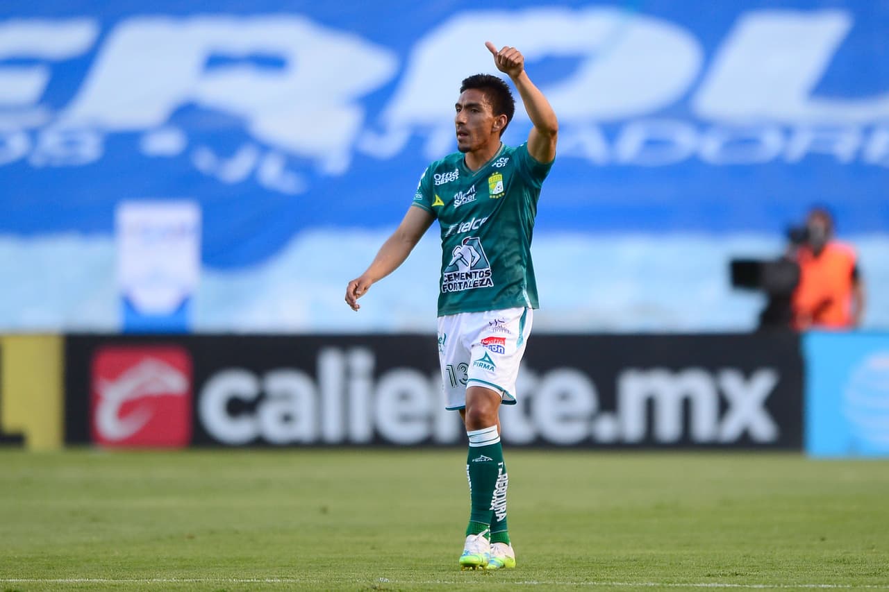 León saca el joga bonito y luego de una serie de toques, Ángel Mena agarra el centro de bolea y el balón entra en el ángulo superior derecho de la portería.
