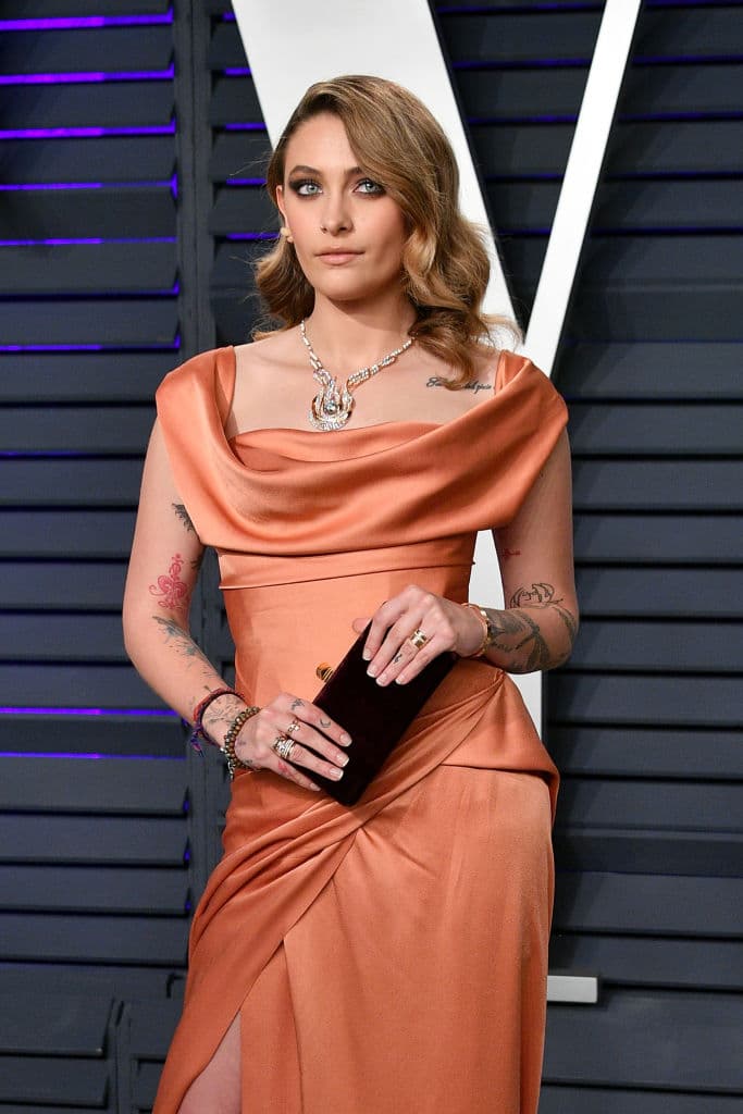 Una forma en que Jackson dice que mantiene algo de privacidad es pidiendo a las personas en su casa que firmen acuerdos de confidencialidad.