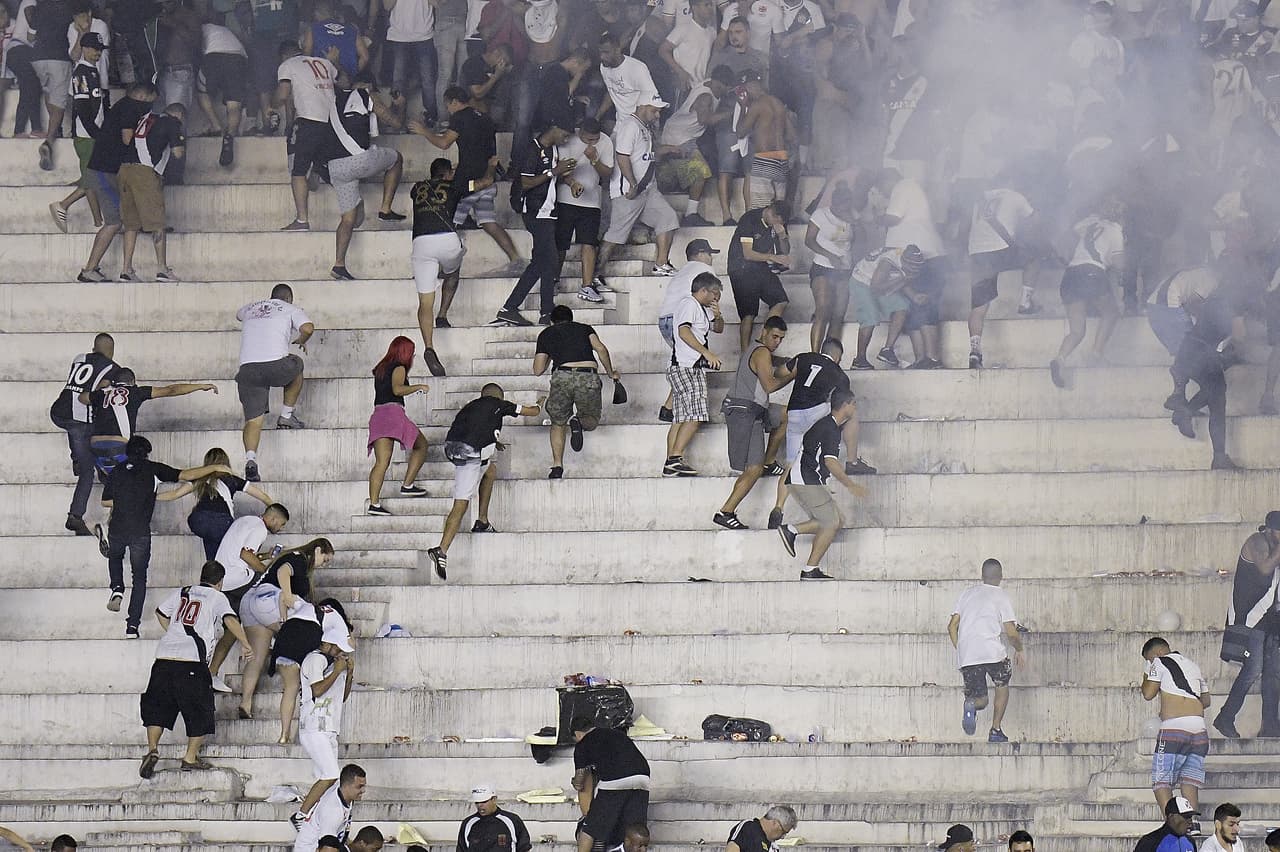 En estos duelos de máxima alerta no se permite la entrada a la afición visitante. Infelizmente la violencia se recrudeció en los choques con los policías.