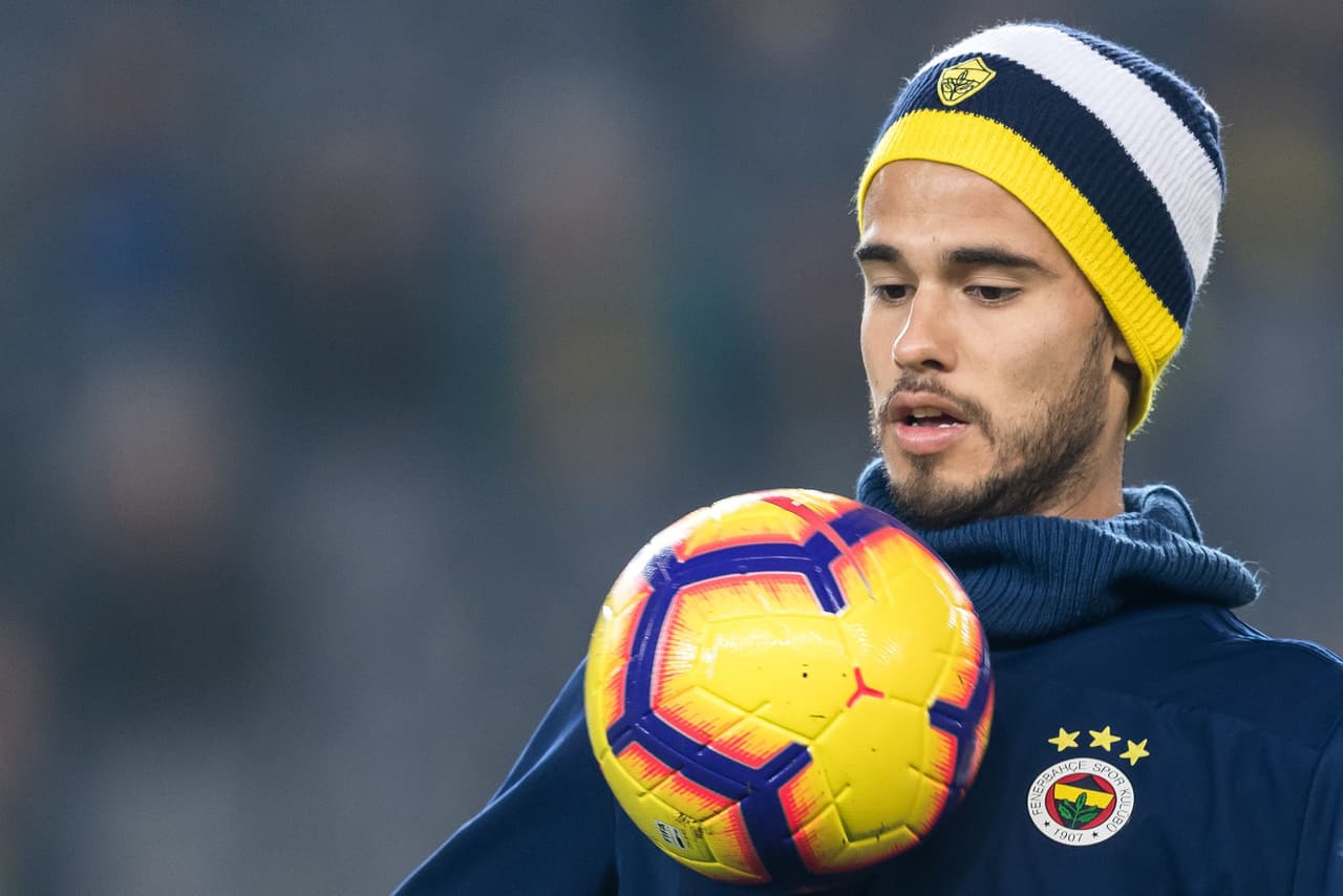 Diego Reyes: después de dos juegos seguidos sin ser convocado, el defensa podría reaparecer este lunes ante el Yeni Malatyaspor por la SuperLig. Se dice que su paso por Turquía está cerca de finalizar.