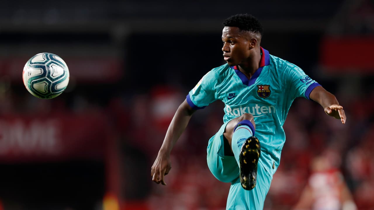 Ansu Fati, jugador español, juega por el Barcelona.