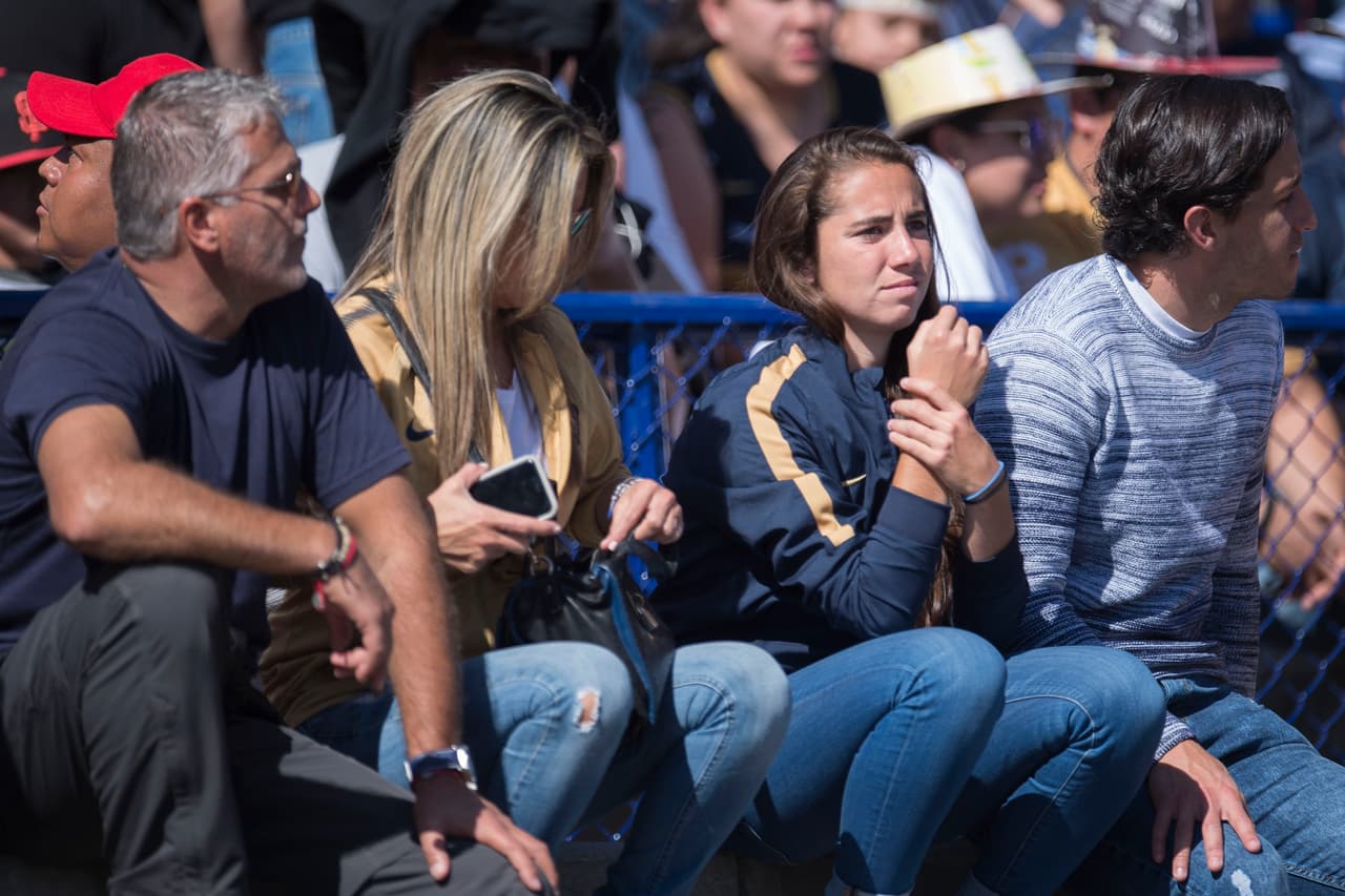 Devena Cagigas, jugadora del equipo femenil universitario, hizo presencia en el estadio para apoyar a los Pumas.