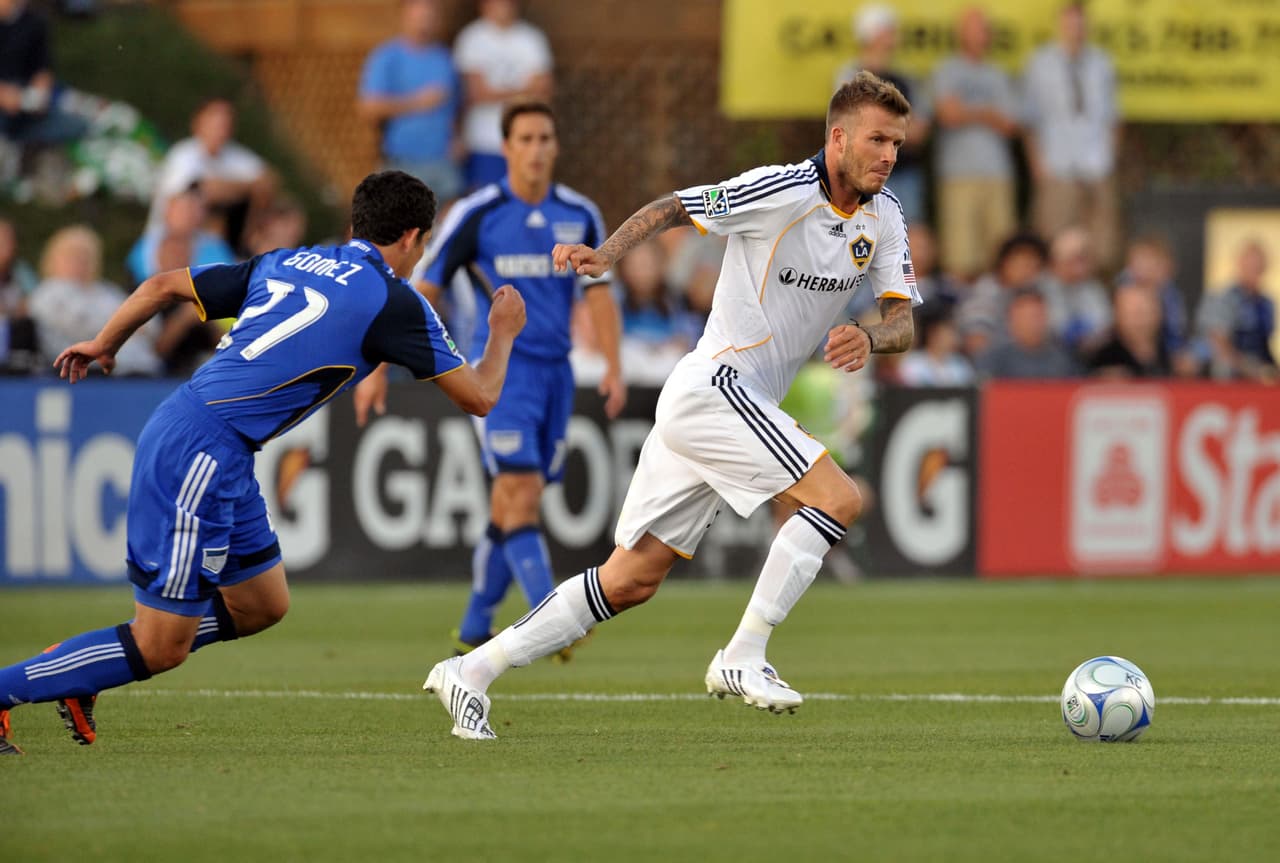 En 2009 Beckham empezó a utilizar el pelo más largo pero prolijamente peinado.