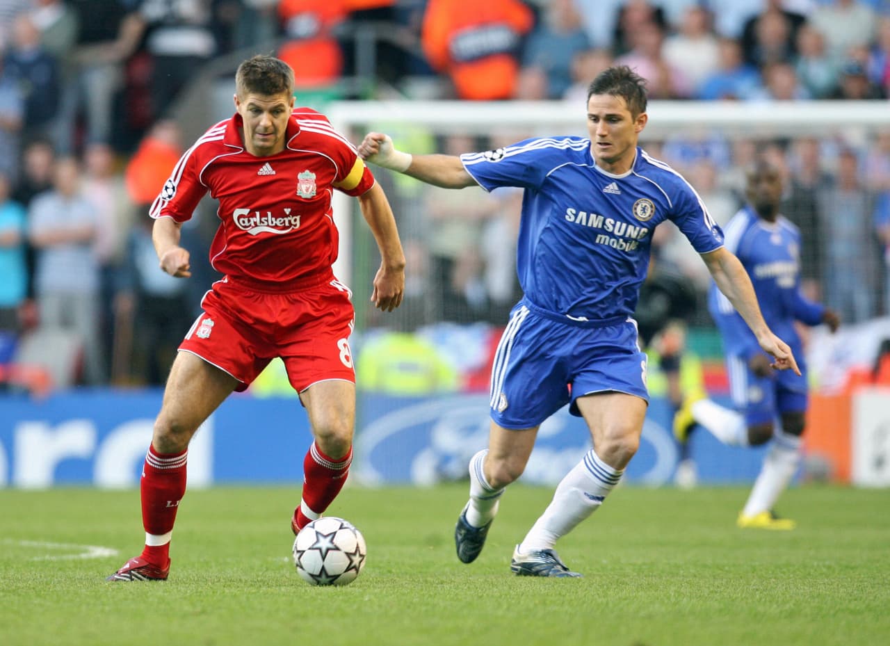 Los capitanes de Liverpool y Chelsea durante un juego de Champions League en 2007.
