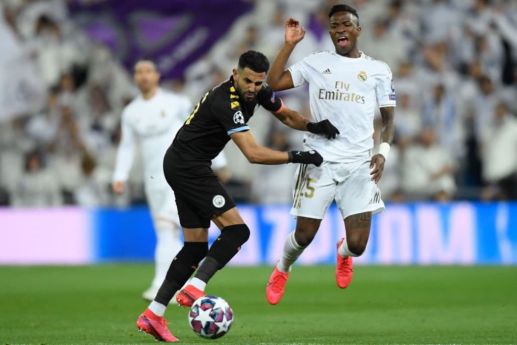 Vinícius recibe la falta por parte del jugador argelino Riyad Mahrez.