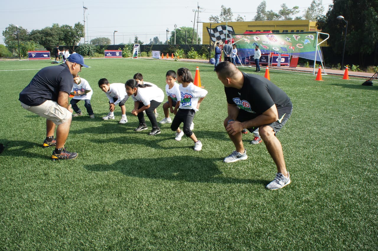 En el Play 60 Character Camp, Anthony Muñoz compartió los valores del juego e inspira a otros niños a tener un mejor comportamiento y participación en la comunidad.