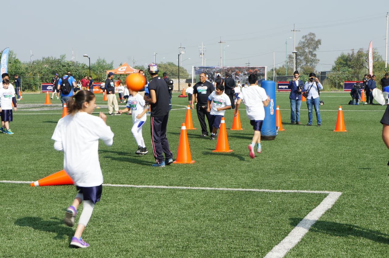 En el Play 60 Character Camp, Anthony Muñoz compartió los valores del juego e inspira a otros niños a tener un mejor comportamiento y participación en la comunidad.