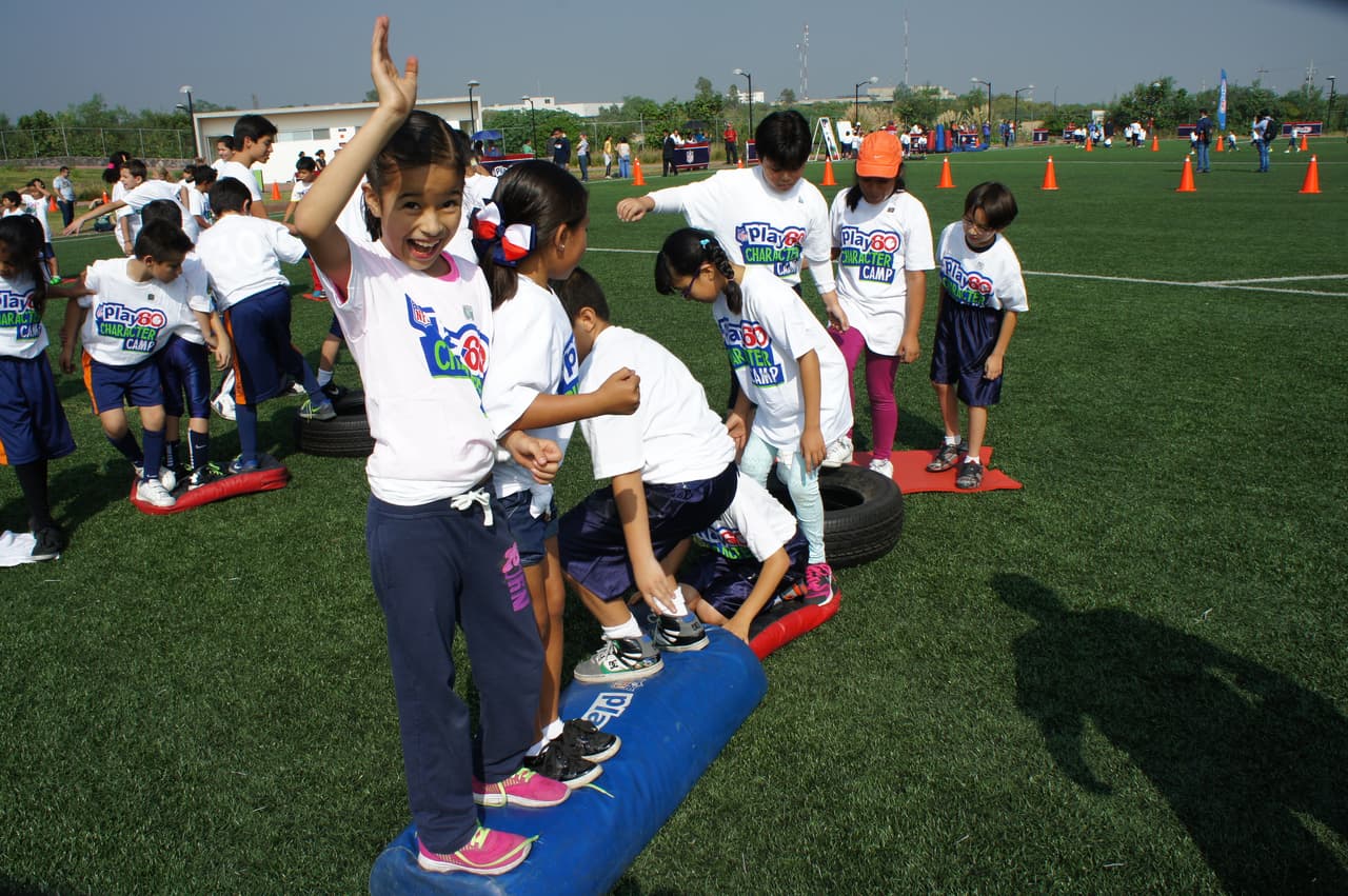 En el Play 60 Character Camp, Anthony Muñoz compartió los valores del juego e inspira a otros niños a tener un mejor comportamiento y participación en la comunidad.