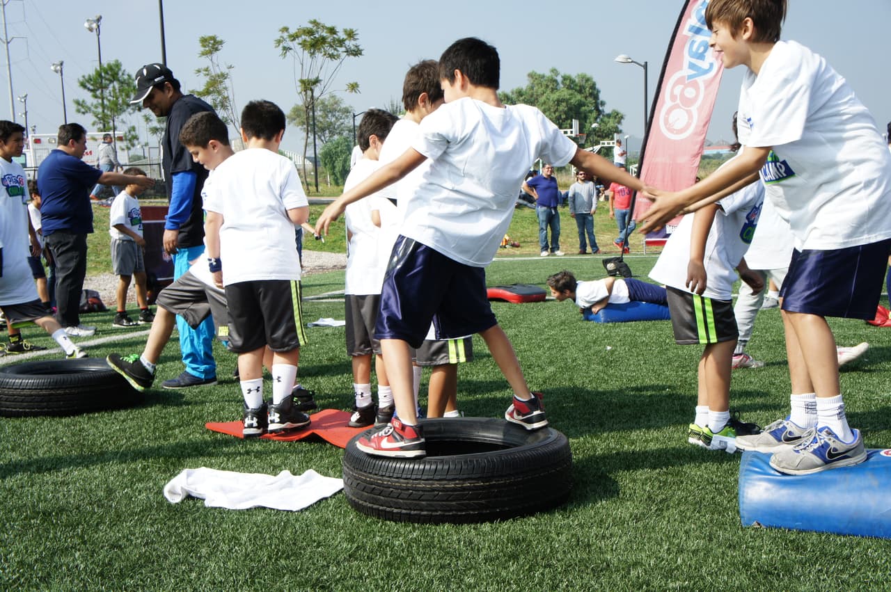 En el Play 60 Character Camp, Anthony Muñoz compartió los valores del juego e inspira a otros niños a tener un mejor comportamiento y participación en la comunidad.