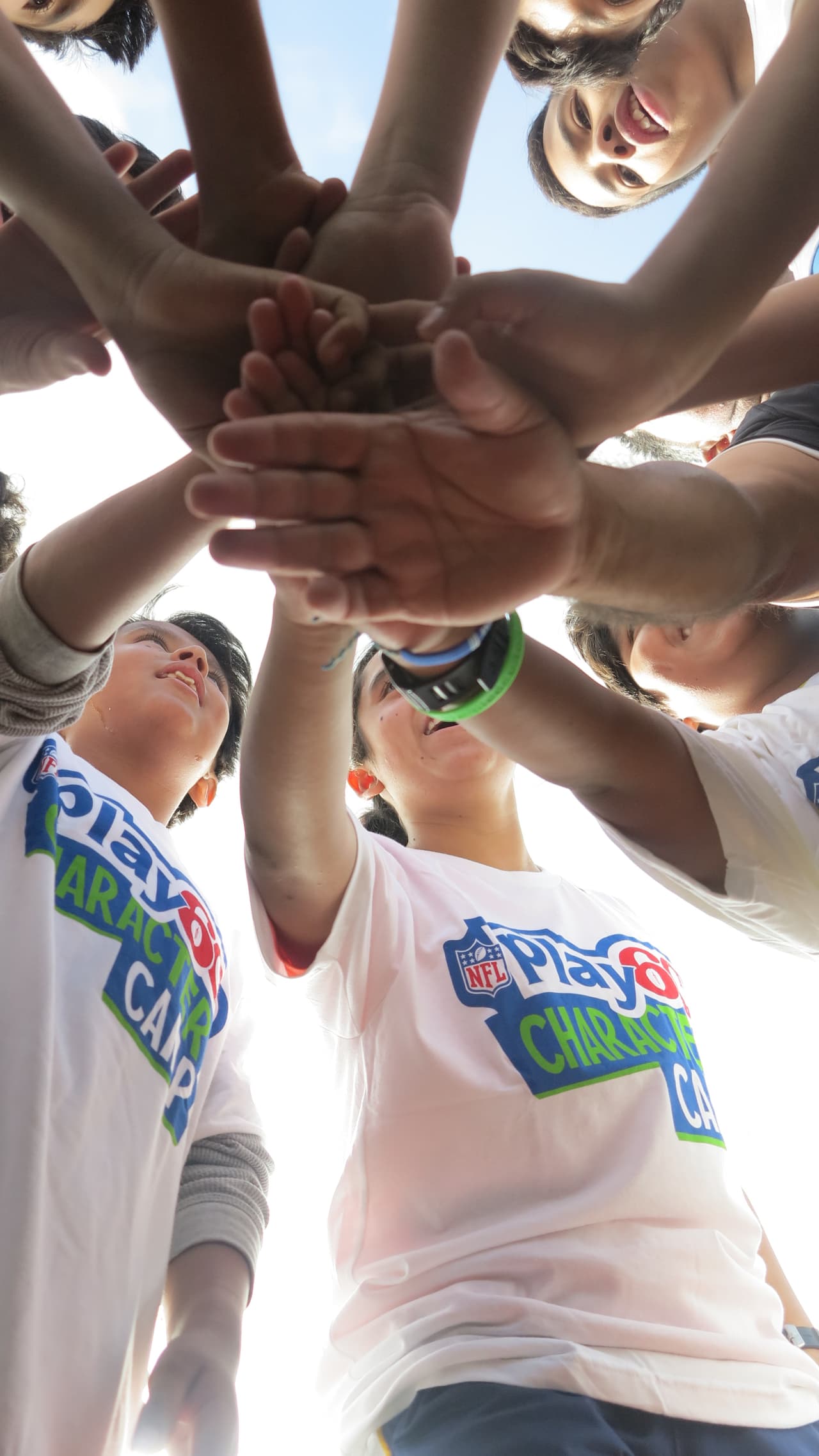 En el Play 60 Character Camp, Anthony Muñoz compartió los valores del juego e inspira a otros niños a tener un mejor comportamiento y participación en la comunidad.