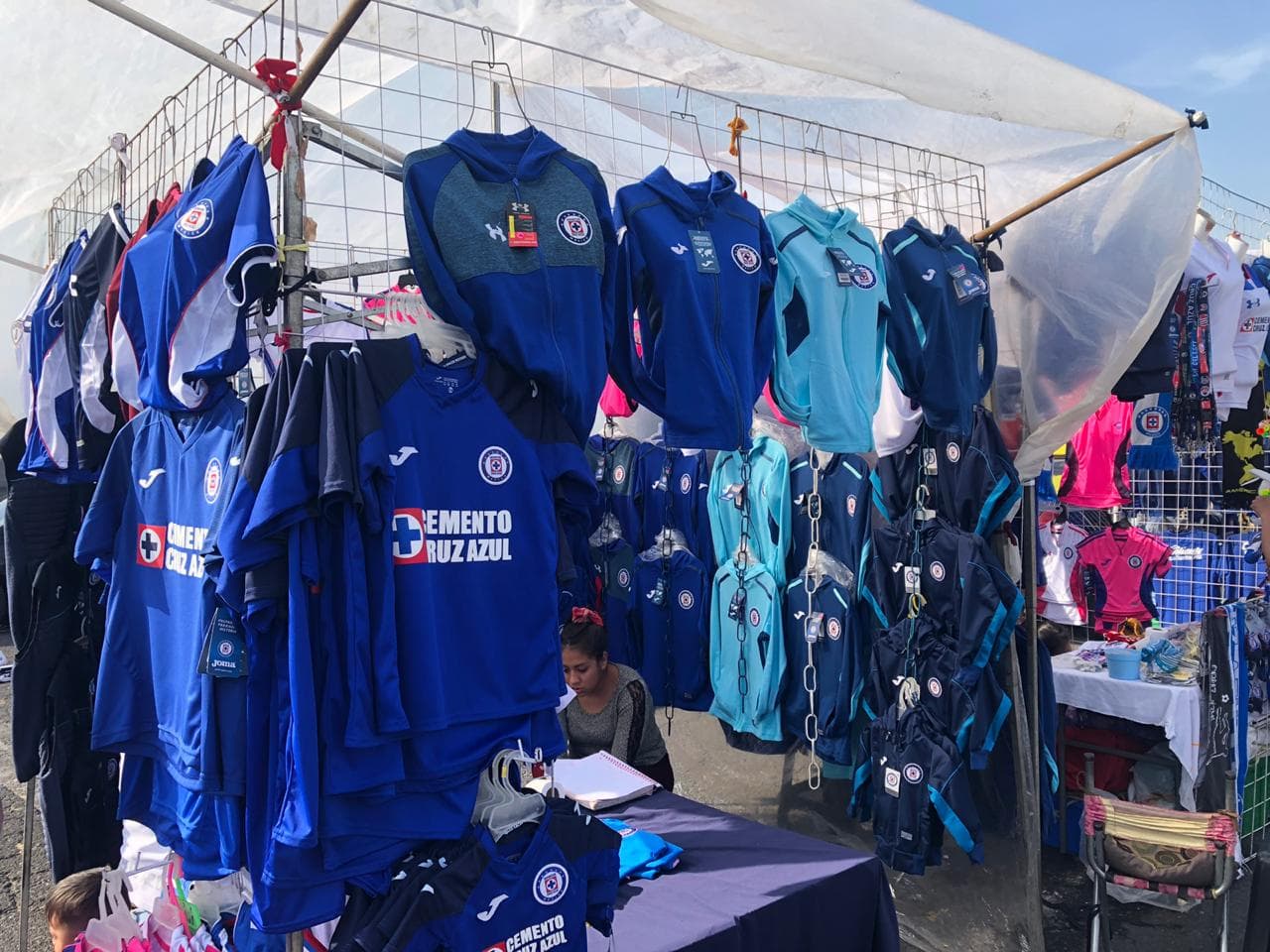 El estadio Azteca comienza a pintarse de azul para el juego entre la máquina y los tuzos.