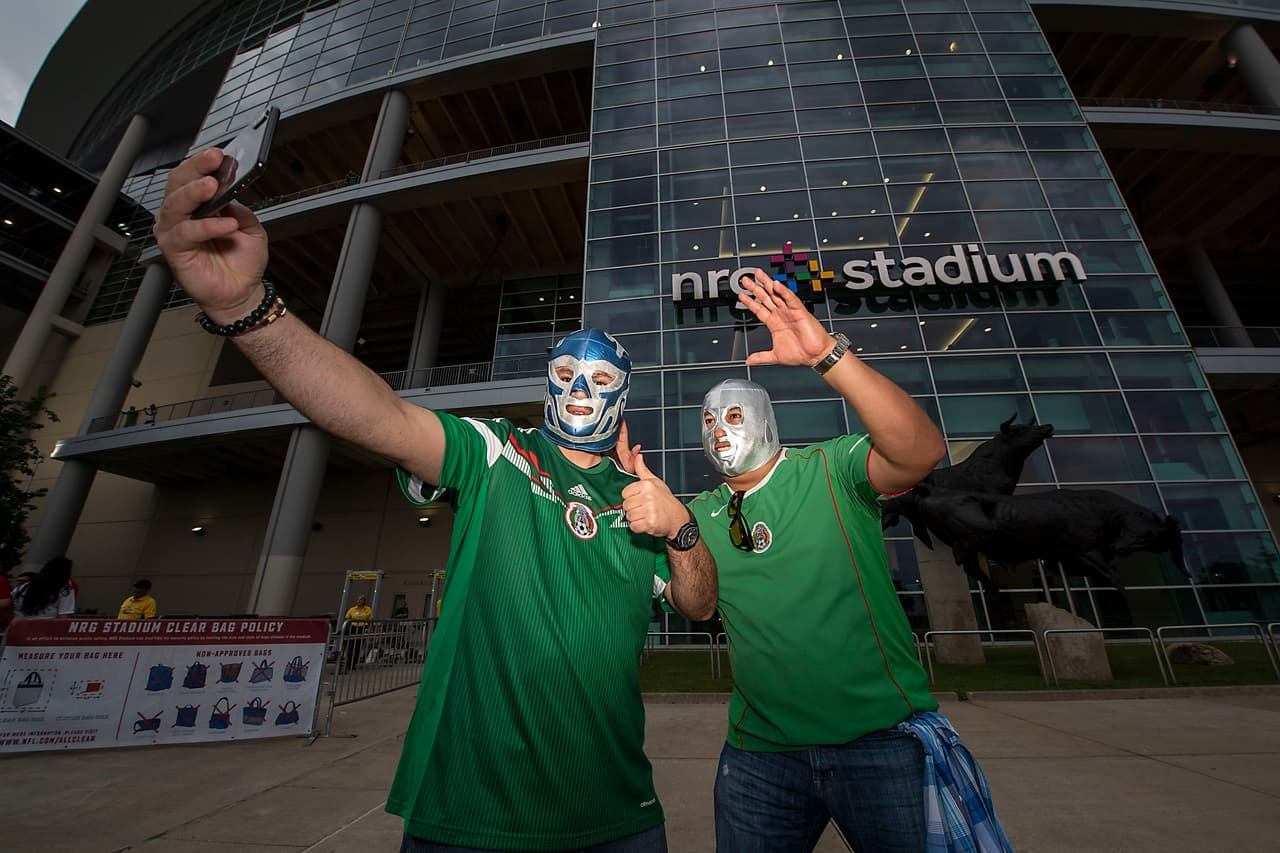 Los aficionados a la Selección Mexicana en Estados Unidos se distinguen por su lealtad, su pasión y su creatividad para mostrar su cariño al Tri. Estos son algunos de los que consideramos verdaderos aficionados, esos que contagian con su entusiasmo y ganas de apoyar. Nuestro reconocimiento para todos ellos.