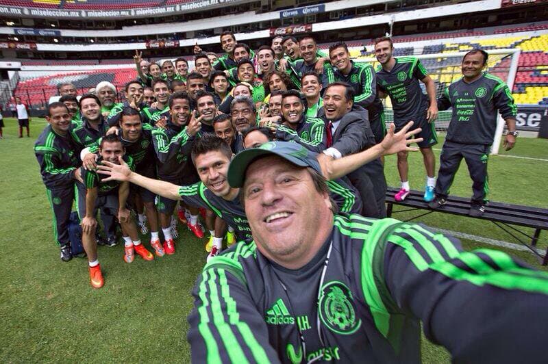 Antes de partir hacia Brasil para el Mundial del 2014, el Tri dejó dos selfies para el recuerdo. Una en el Azteca y otra con Peña Nieto. No es por nada 'Piojo', pero no te favorce ese ángulo.
