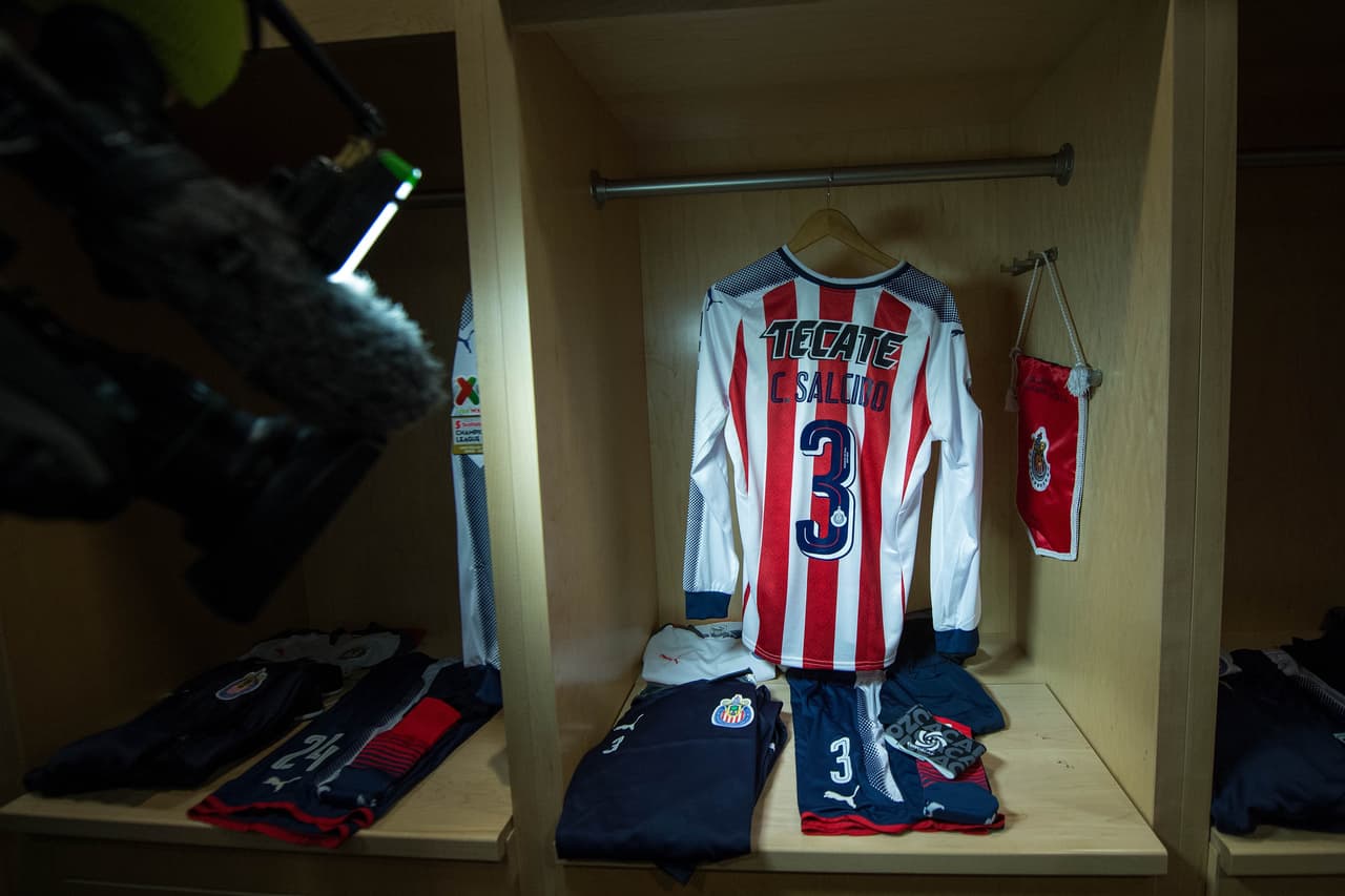La imagen más íntima de los camerinos que guardan los atuendos de los jugadores de Toronto FC y de Chivas de Guadalajara, protagonistas del juego de ida en la final de Liga de Campeones de Concacaf.
